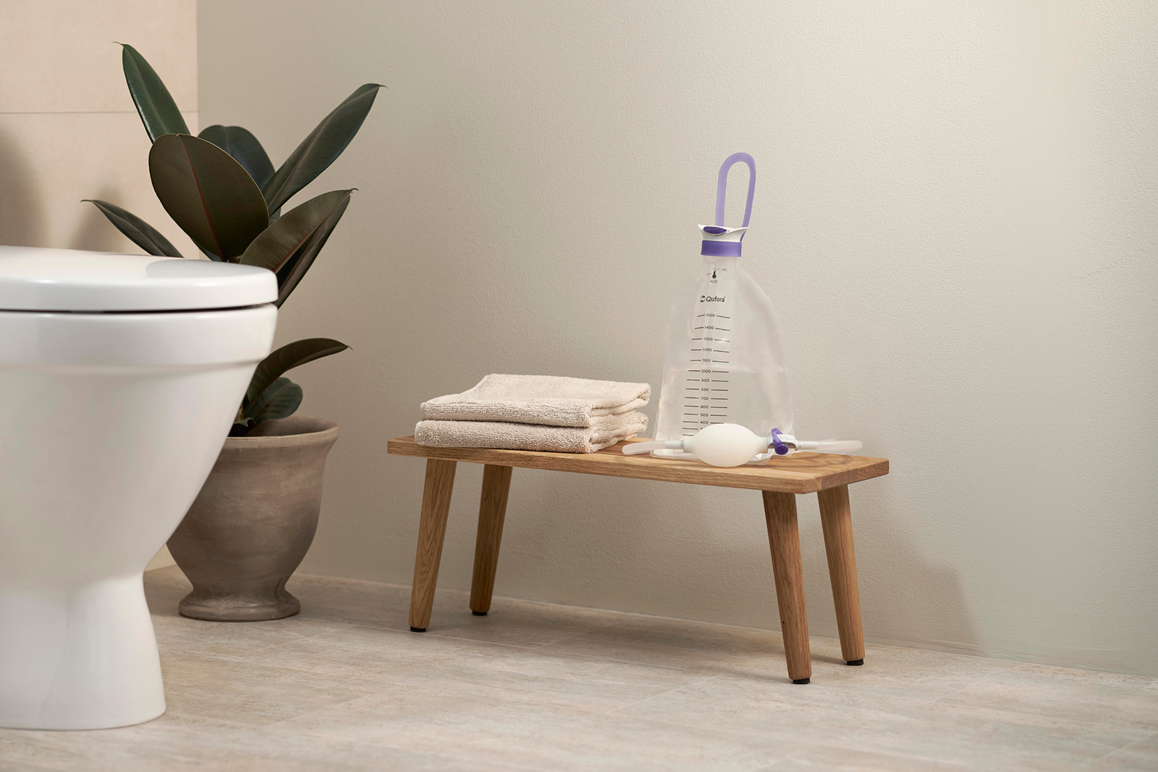 Qufora Irrisedo Flow standing in a bathroom setting