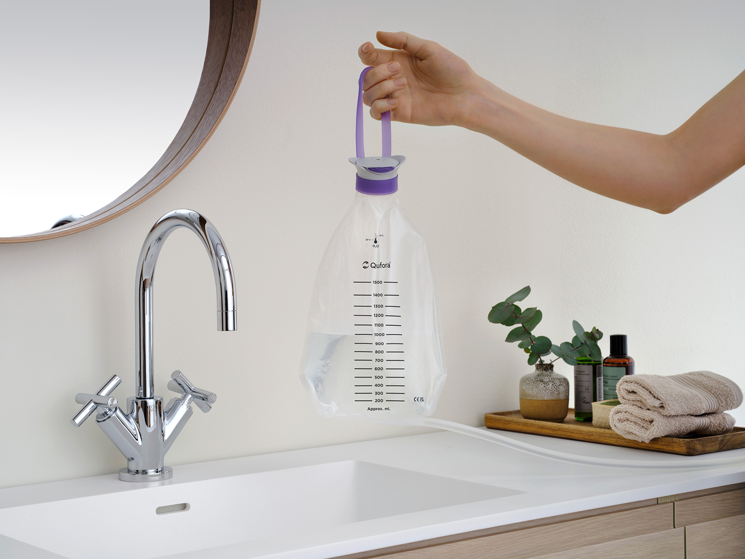 Hand holding the Qufora Irrisedo Flow