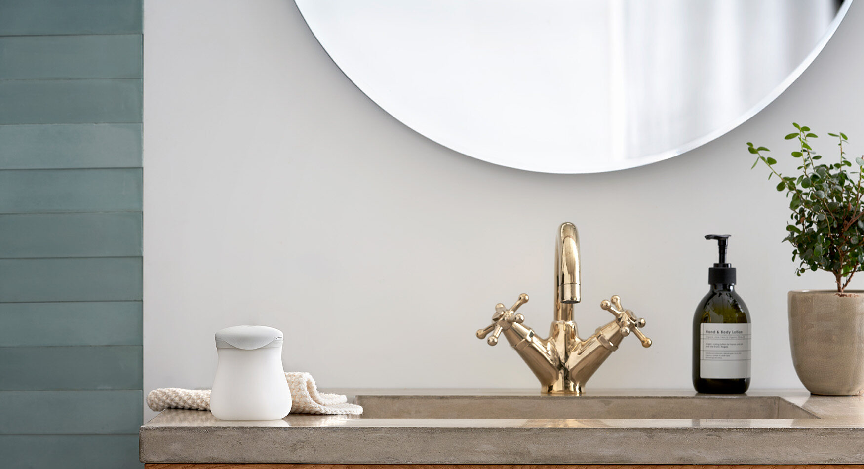 Qufora IrriSedo MiniGo standing in a bathroom setting