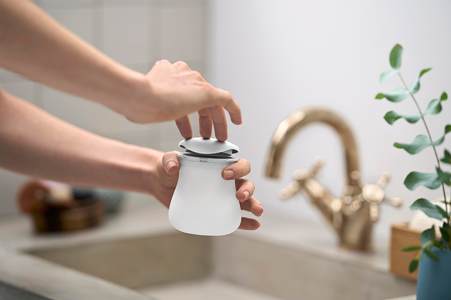 Hand holding Qufora Irrisedo MiniGo