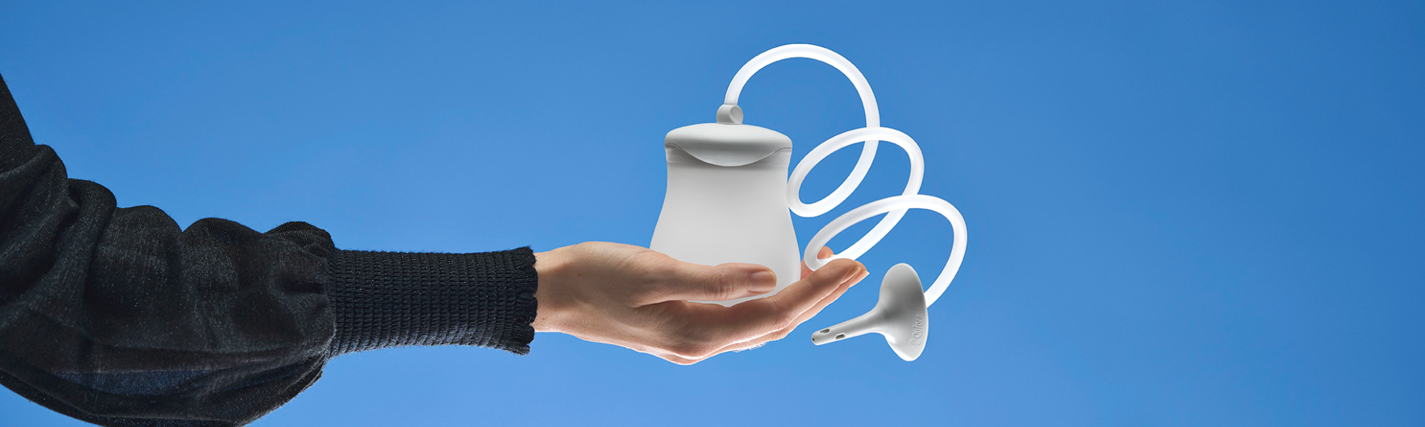 Hand holding the Qufora MiniGo Flex with small cone