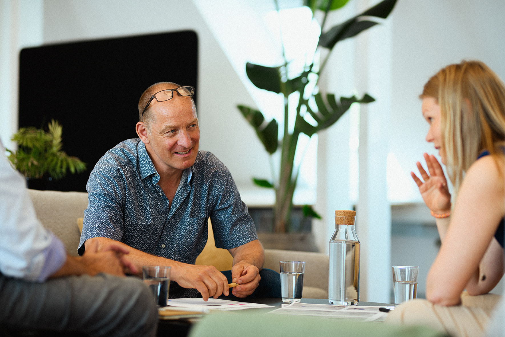 Two Qufora employees in conversation