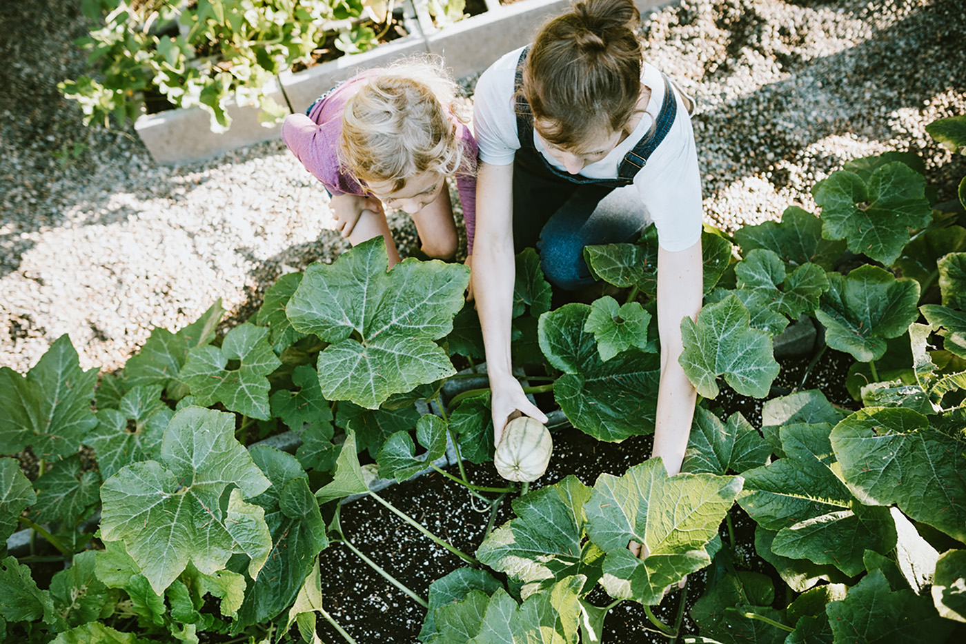 Mutter und Tochter im Garten